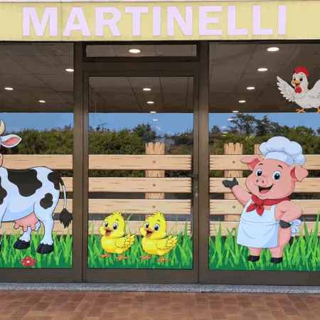 Vetrina della gastronomia con mucca e vitellino stampati su pellicola adesiva
