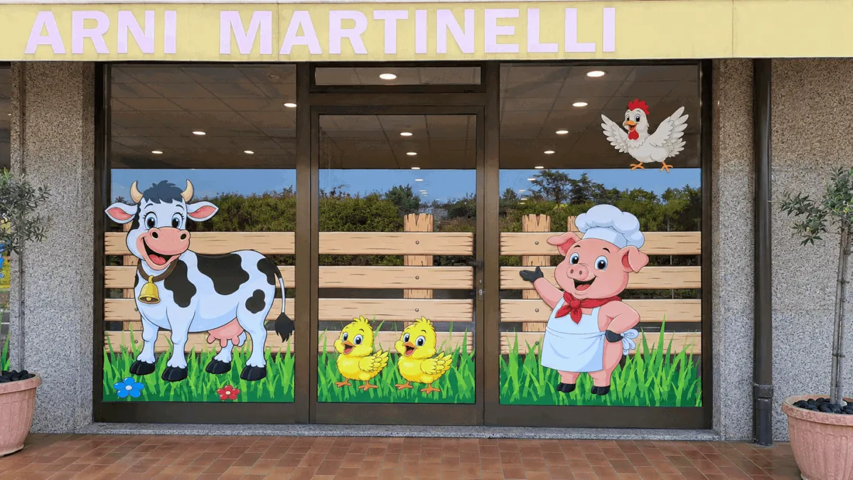 Vetrina della gastronomia con mucca e vitellino stampati su pellicola adesiva