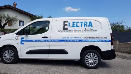 Furgone bianco Electra con scritte blu e contatti applicati sulla fiancata