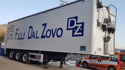 Semirimorchio bianco Fratelli Dal Zovo con grande scritta e logo blu sulla fiancata