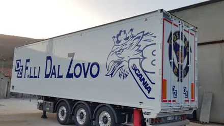 Semirimorchio Dal Zovo con aquila stilizzata e scritta blu applicate sulla fiancata