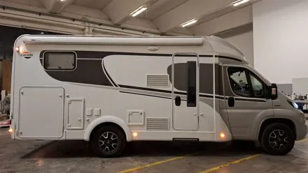 Camper bianco con fasce nere decorative applicate sulla carrozzeria