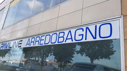 Vetrina Paviline Arredobagno con scritte adesive blu e logo applicati sul vetro