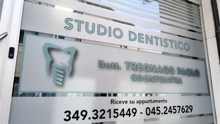 Ingresso di uno studio dentistico con scritte e pellicola satinata sui vetri