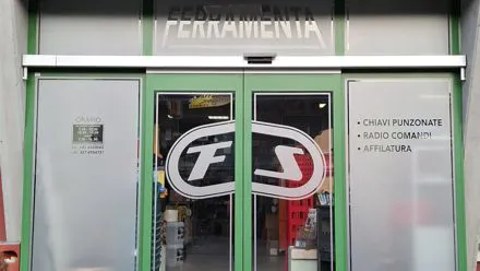 Ingresso di un negozio di ferramenta con logo FS e pellicole satinate sulle vetrate