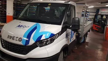 Iveco Daily con grafica blu MRP applicata sul cofano, sulla cabina e sul cassone