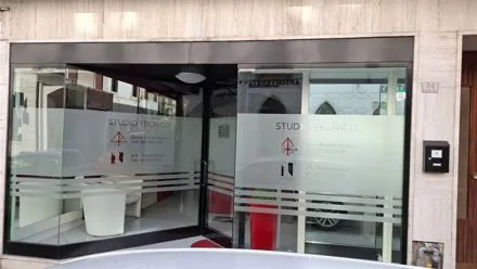 Angolo vetrato di uno studio tecnico con pellicola satinata e fasce decorative