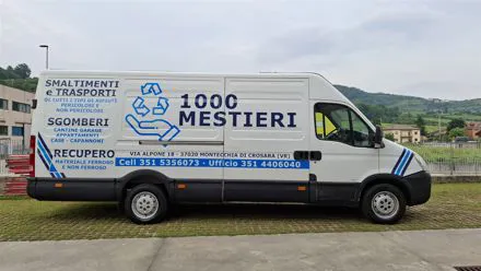 Furgone bianco 1000 Mestieri con scritte blu su smaltimenti, sgomberi e trasporti