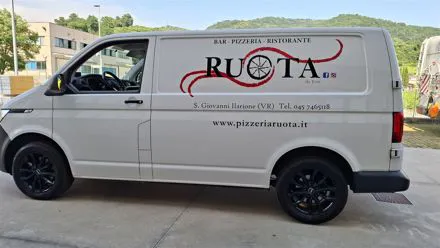 Furgone bianco con logo e scritte del bar pizzeria ristorante Ruota applicati sulla fiancata