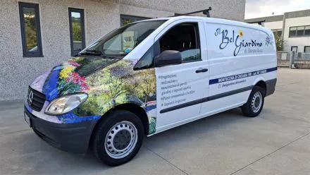 Furgone Il Bel Giardino con cofano e fiancata decorati da una stampa di fiori e piante