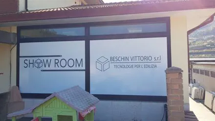 Vetrata con scritta Show Room e logo Beschin Vittorio in pellicola adesiva