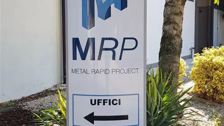 Totem con logo MRP e frecce direzionali per uffici e magazzino