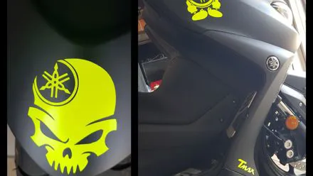 Scooter Yamaha con adesivi a forma di teschio giallo fluo su parafango e carena