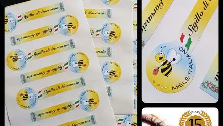 Etichette adesive colorate personalizzate con ape stilizzata e nastro tricolore