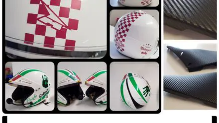 Caschi decorati con grafiche adesive a scacchi rossi e verdi
