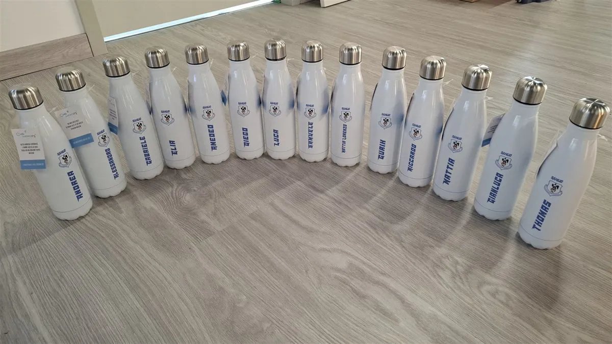 Borracce termiche bianche personalizzate con logo blu disposte in fila