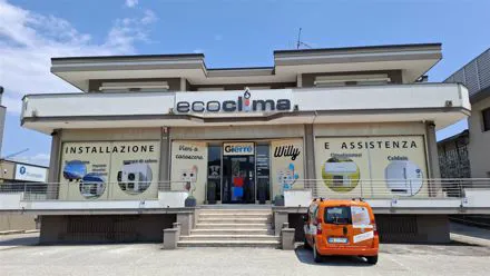 Facciata del negozio Ecoclima con vetrine decorate da grafiche adesive su misura